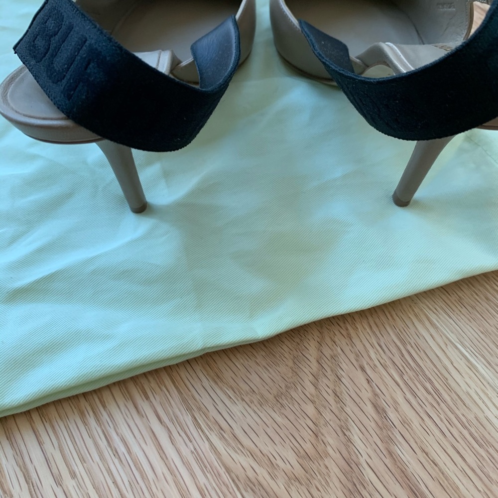 Burberry leather authentic pumps - Picture 2 of 6